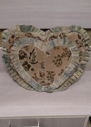 Декоративная подушка в форме сердца