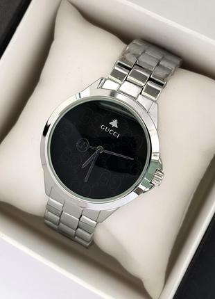 Наручные женские часы серебристого цвета с черным циферблатом
