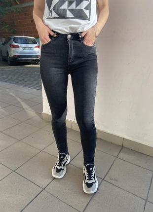 Черные джинсы-скинни высокая посадка