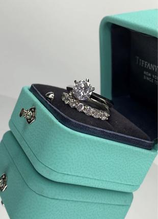 Комплект золотих каблучок з діамантами в стилі Tiffany.