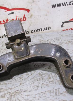 Кронштейн двигателя Mitsubishi MB260816, MB436845 277924 Mitsu...