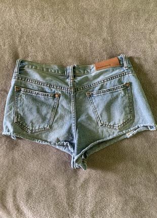 Короткі жіночі джинсові шорти з красивими потертостями