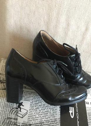 Черные закрытые туфли ботинки на устойчивых каблуках демисезон