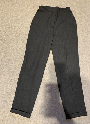 Серые стильные брюки брюки с полочками по бокам