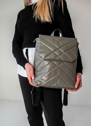 Сірий стьоганий жіночий рюкзак