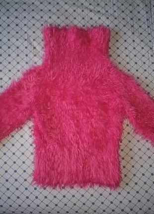 Пушистый розовый свитер