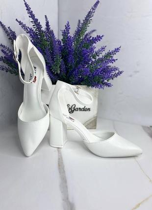 Женские белые туфли с ремешком
