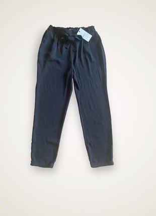 Новые легкие черные брюки с защипами stradivarius
