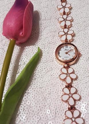 Красивые женские наручные часы в белый цветок