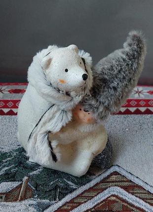 Новогодняя фигурка мальчик с белым медведем