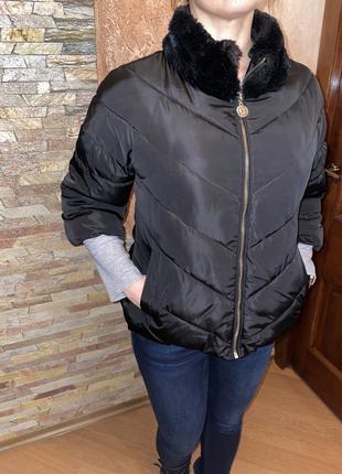 Куртка пуховик, чорного кольору, нар. 42-44, короткий фасон