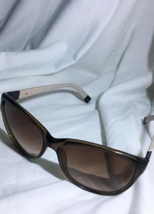 Солнцезащитные очки с коричневыми линзами