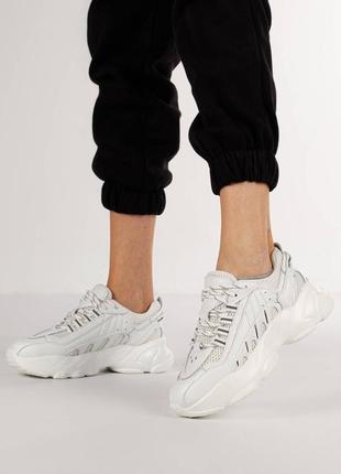 Белые массивные кроссовки из экокожи