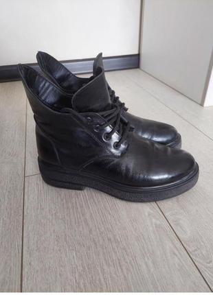 Черные демисезонные кожаные ботинки