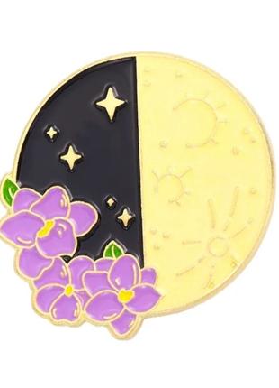 Значок / пин / металлический Луна и нежные сиреневые цветы