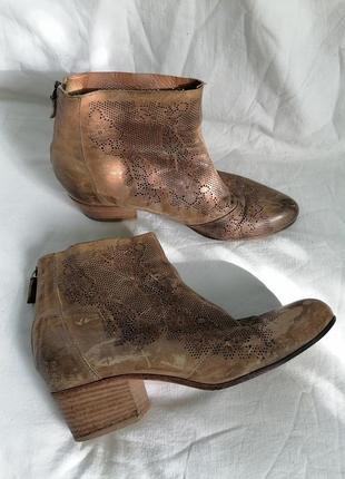 Напівчоботи, ботинки з перфорованої зістареної шкіри, італія