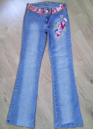 Стильные голубые винтажные джинсы женские gloria jeans клёш с ...