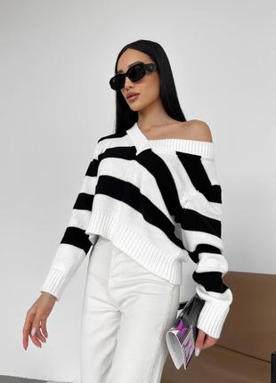 Женский свитер с V-образным вырезом цвет молочный-черный 432190