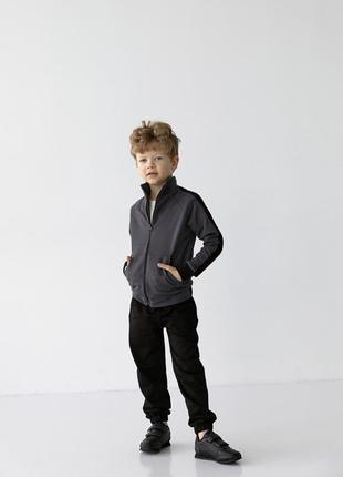 Спортивний костюм на хлопчика колір графіт із чорним 406591