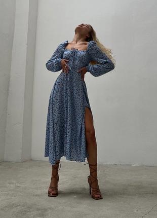 Яркое платье с высоким разрезом по ноге голубой