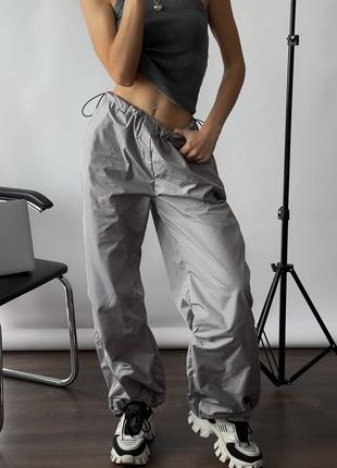 Практичные и стильные штаны Карго-парашюты серый