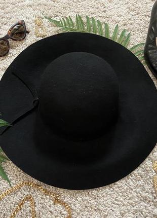 Фетровая шляпа с широкими полями