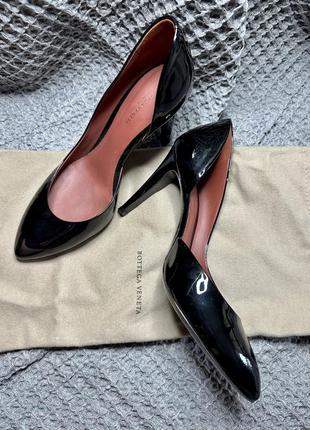 Черные туфли лодочки из лакированной кожи bottega veneta оригинал
