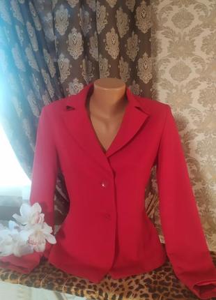Качественный, крутой пиджак красного цвета, размер м