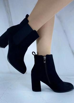 Женские замшевые ботинки на удобном каблуке