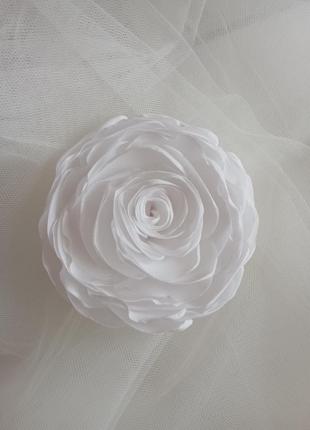 Цветок в прическе белая роза из ткани