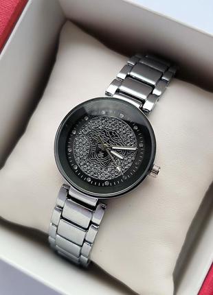 Небольшие наручные женские часы серебристого цвета на браслете