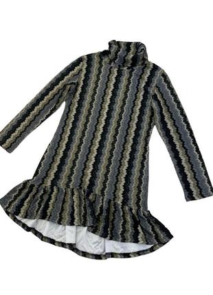 Платье мини вязаное в полоску с рюшами, с рукавами, хомут