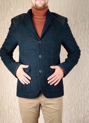 Шикарный теплый твидовый пиджак с декорированными плечами ориг...
