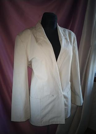 Серый летний пиджак в пунктирную полосочку на одну пуговицу