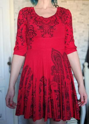Яркое красное платье с цветочным принтом