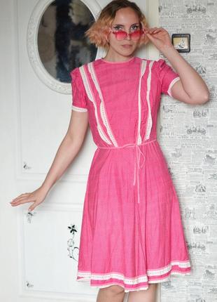 Винтажное розовое платье в горошек