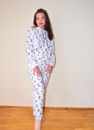 Теплая женская пижама "вишни"