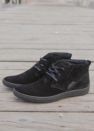 Замшевые ботинки черного цвета