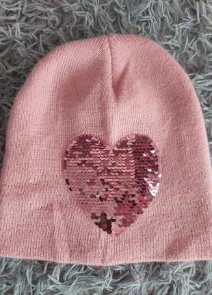 Демисезонная шапка для девочки с сердцем