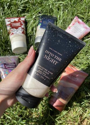 Скраб для тела into the night от bath &amp; body works с блест...