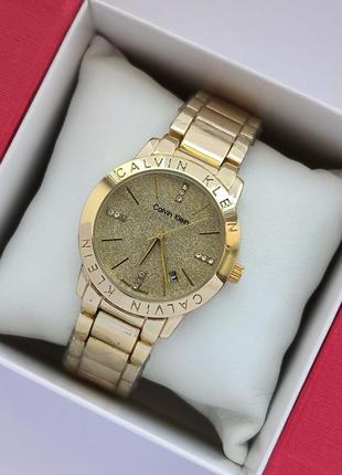 Золотистий жіночий годинник з дуже гарним циферблатом, відобра...