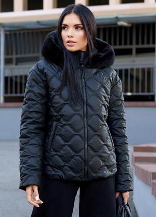 Стильная короткая куртка на утеплителе черного цвета
