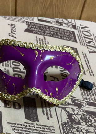 Фиолетовая маска карнавальная венецианская