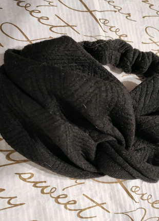 Трикотажная повязка-чалма на голову, черного цвета.