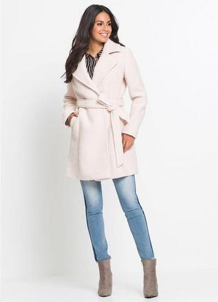 Стильное шерстяное пальто нежно-розового оттенка