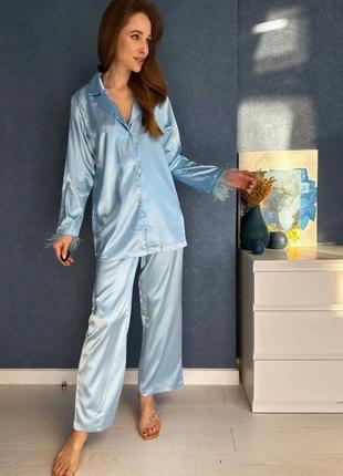 Атласная пижама брюки и рубашка голубая с перьям