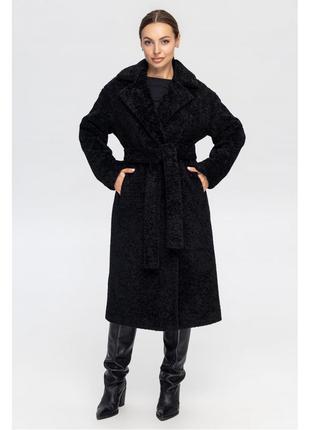 Черное женское меховое пальто прямого силуэта со спущенным плечом