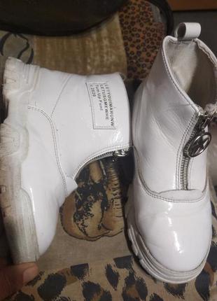 Белые ботинки из натур лаковой кожи 32 р на стопу 19 см