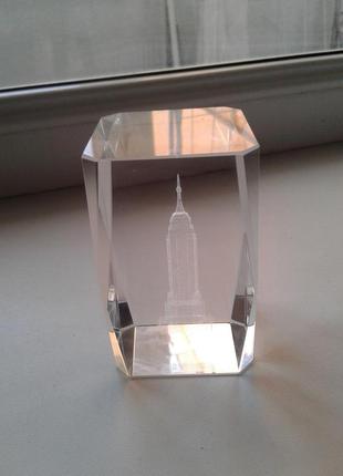 Сувенир хрустальный куб с башней ,небоскребом лазерный рисунок