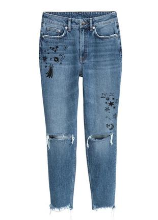 Синие рваные джинсы mom с космическим принтом от divided